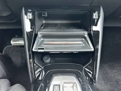 PEUGEOT 2008 GT HYBRID 136 CV E-DCS6