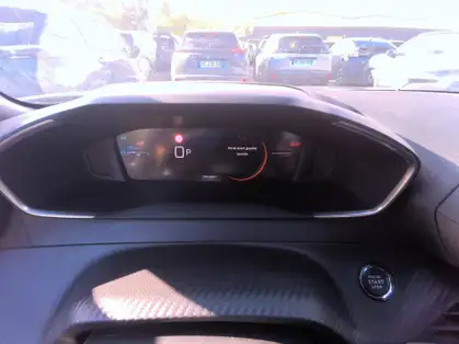 PEUGEOT 2008 ALLURE HYBRID 136 CV e-DCS6