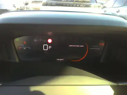 PEUGEOT 2008 ALLURE HYBRID 136 CV e-DCS6