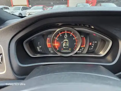 VOLVO V40 T2 122 Geartronic 6 R-Design
