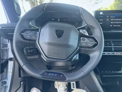 PEUGEOT 2008 GT HYBRID 136 CV E-DCS6